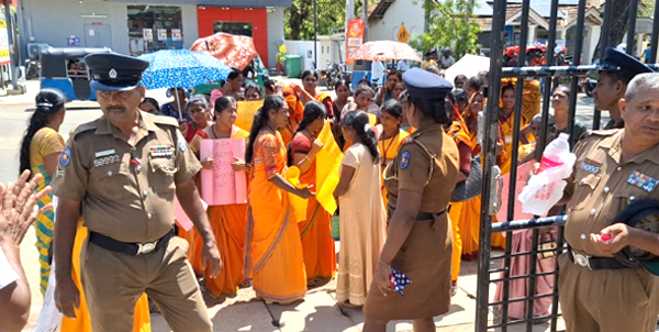 மூதூர் பிரதேச செயலகத்திற்கு முன்பாக கவனயீர்ப்பு ஆர்ப்பாட்டம்