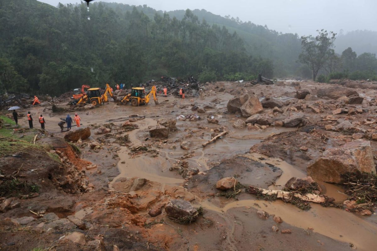 மண்ணுக்குள் புதைந்த கிராமங்கள், சாலைகள் மற்றும் பாலங்கள், ஆறுகளில் மிதக்கும் உடல்கள் 4 மணி நேரத்தில் 3 நிலச்சரிவுகள்: அச்சம் தரும் வயநாடு கோரம்