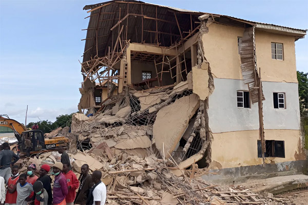 திடீரென இடிந்து விழுந்த பாடசாலைக் கட்டிடம்; ஆசிரியர்கள், மாணவர்கள் உட்பட 22 பேர் உயிரிழப்பு