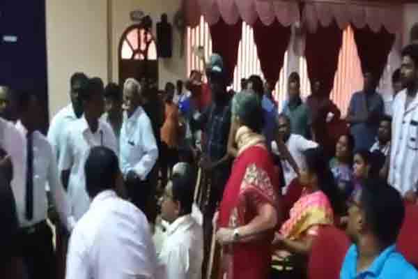 செந்திலின் கூட்டத்தில் பதற்றம்: கேள்விக் கணைகளால் வெளியேறினார்