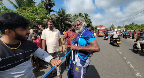 ஹயஸ் வாகனத்தை காதுகளால் கட்டி இழுத்து சாதனை: முதியவரின் கவனத்தை ஈர்த்த சாதனை