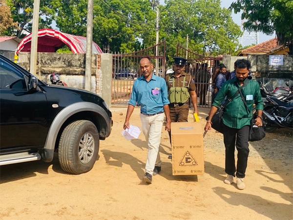 மட்டக்களப்பு மாவட்டத்தில் வாக்களிப்பு நிலையங்களுக்கு வாக்குப்பெட்டிகள் அனுப்பிவைப்பு !