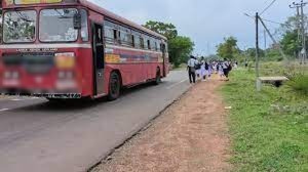 கிளிநொச்சியில் பாடசாலை மாணவர்களை புறக்கணிக்கும் அரச பேருந்துகள்..!